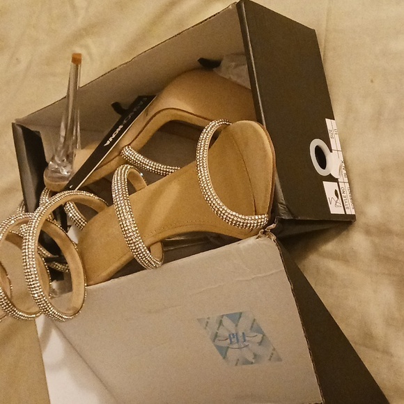 Plush 3 inch heel, wrap around crystal encrusted stiletto heel. Size 9.5 - Picture 7 of 7